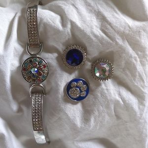 Bracelet with interchangeable centerpieces